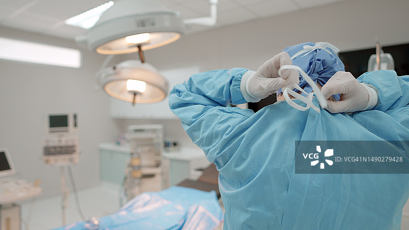 医务人员在现代化手术室里准备手术图片素材