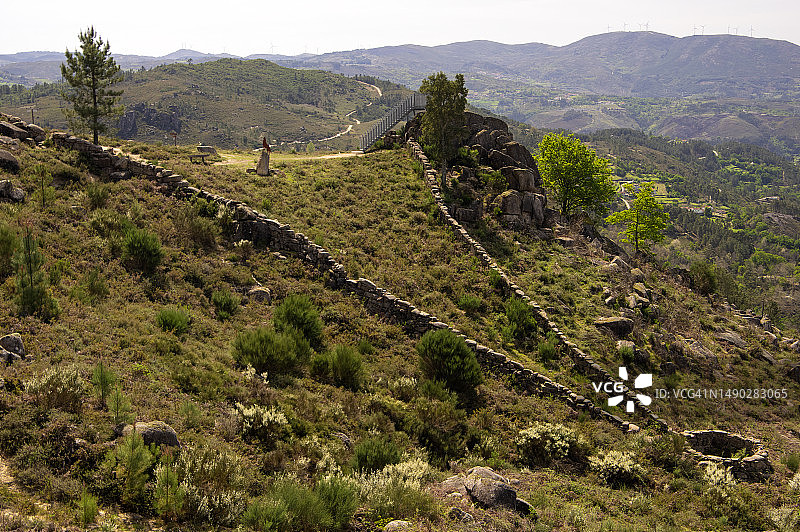 葡萄牙蒙塔莱格雷塞特洛，帕内达-热雷斯国家公园的法菲昂福乔（狼阱）图片素材