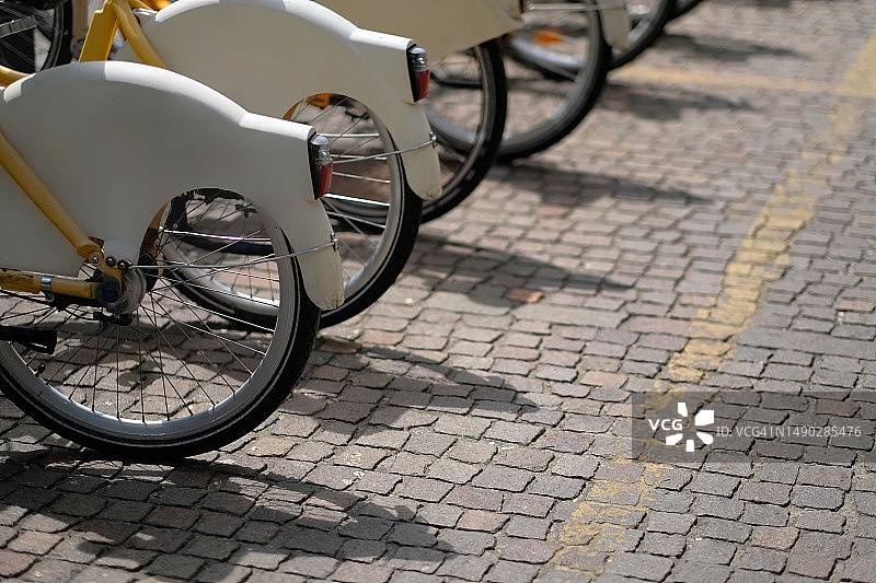 停在城市的自行车轮图片素材