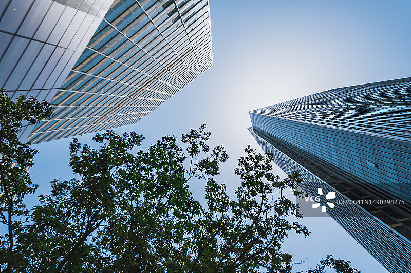 现代办公室，可持续生态城市概念底部视角图片素材