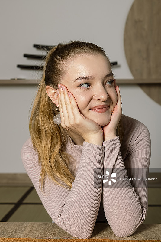 笑容灿烂的年轻金发女子肖像图片素材