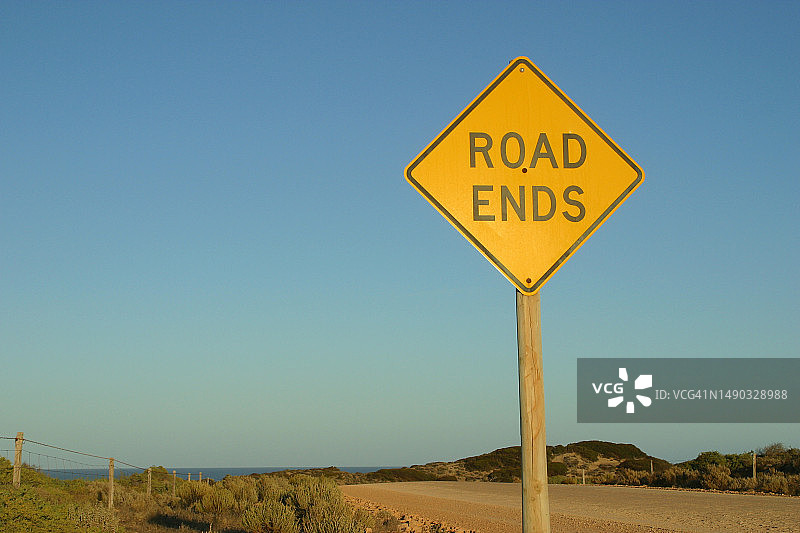 乡村道路上的道路尽头标志图片素材