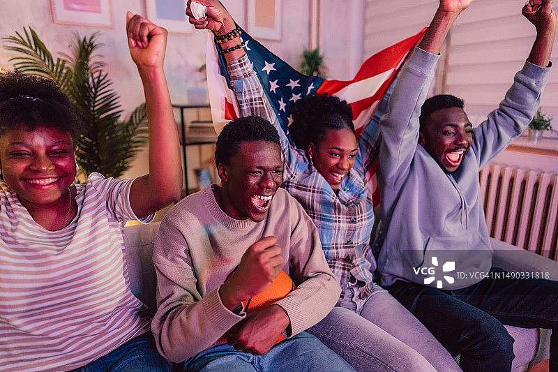黑人家庭在客厅一起观看篮球比赛并为美国队加油图片素材