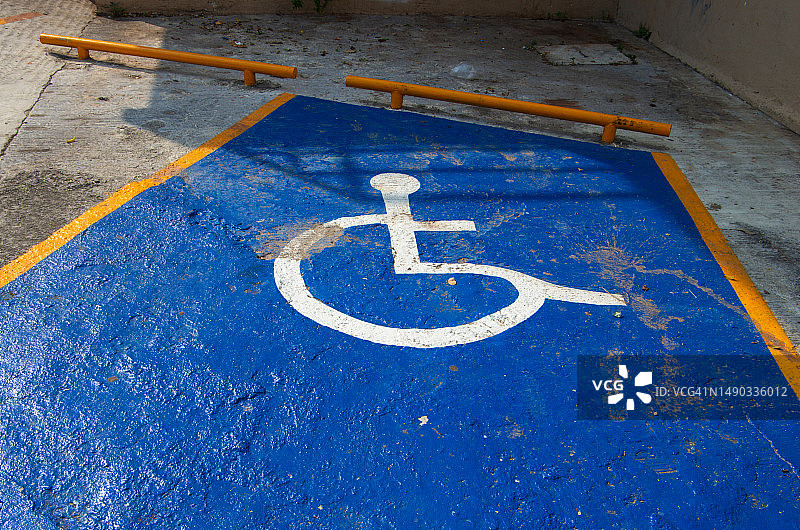 企业门前的轮椅无障碍停车位图片素材