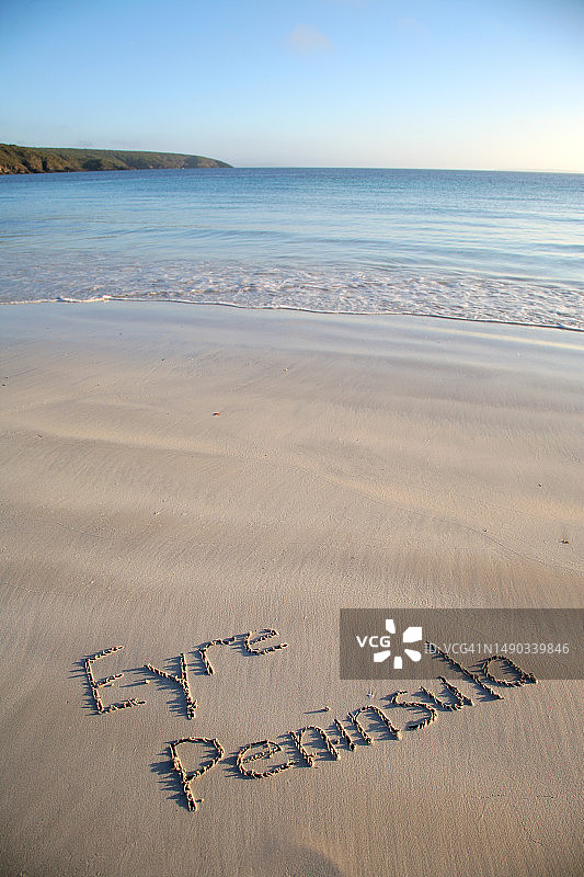 爱半岛写在沙滩上。图片素材