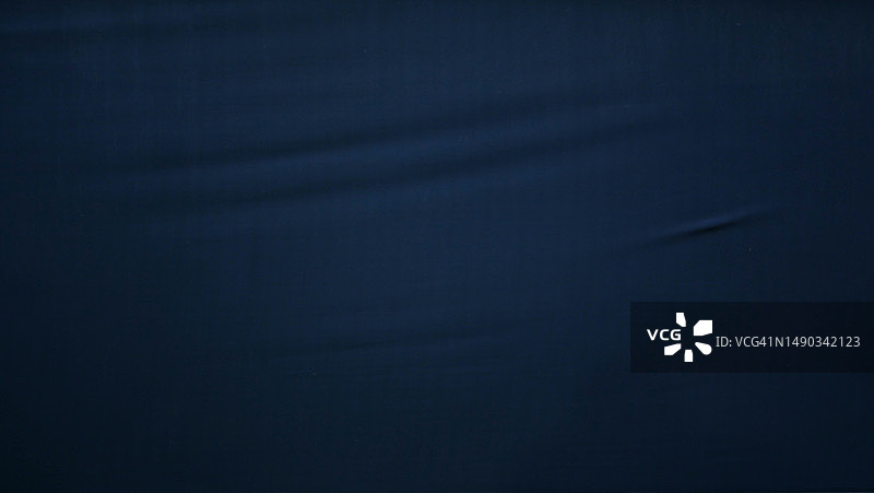 葡萄牙里斯本夜晚拍摄的深蓝色防水布，拉伸和褶皱图片素材