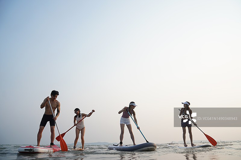 亚洲冲浪者享受夏日时光图片素材