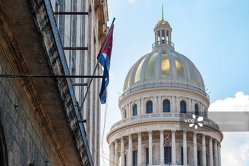 穹顶建筑与旗帜图片素材