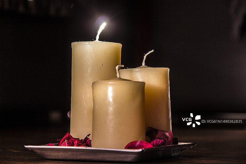 赞比亚桌上的蜡烛特写图片素材