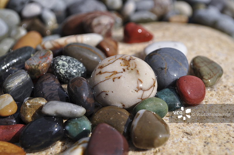 罗马尼亚彩色鹅卵石全画幅照片图片素材