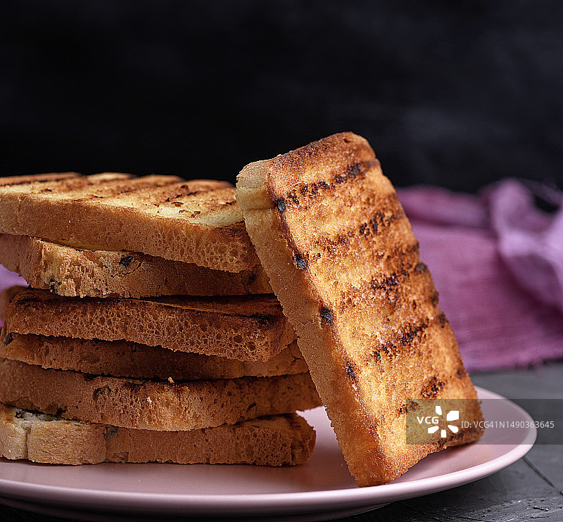 粉色陶瓷盘中的炸法式吐司图片素材