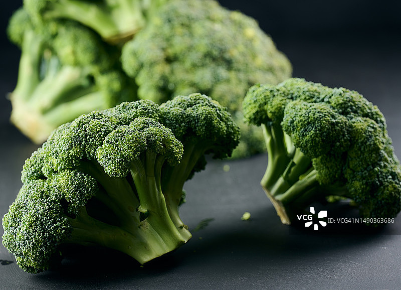 黑色背景上的新鲜绿色西兰花，罗马尼亚图片素材