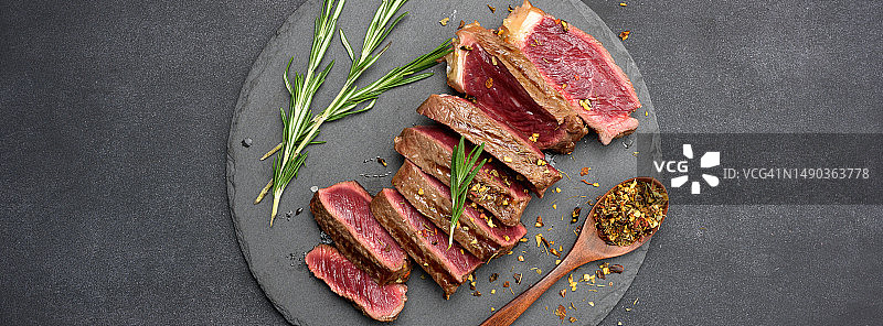黑板上切块的煎牛排，带血的生熟度（罗马尼亚）图片素材