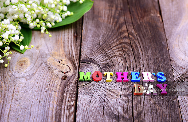 带有“母亲节，罗马尼亚”字样的灰色木质背景图片素材