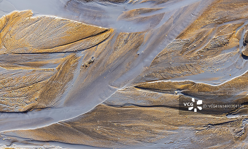 罗马尼亚硫磺泉穿过泥土的景象图片素材