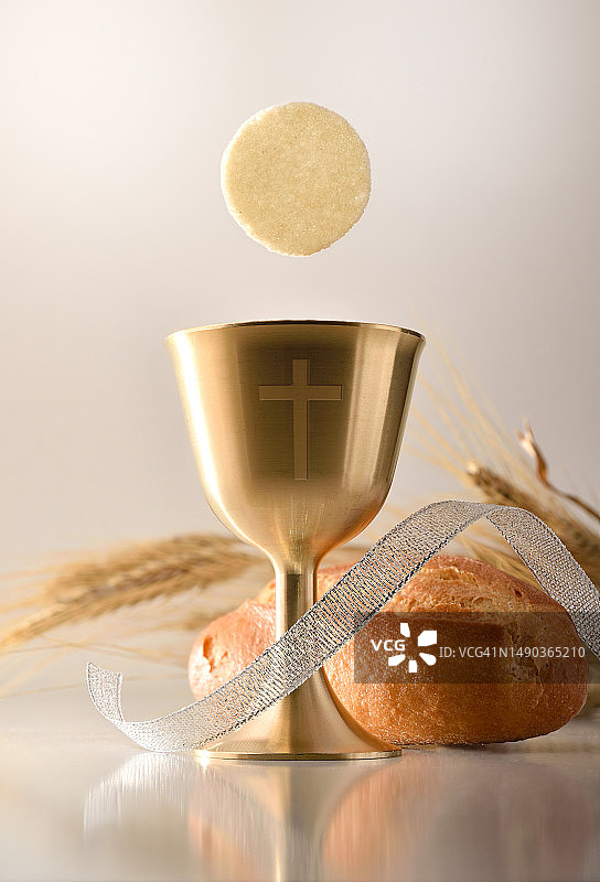 西班牙的圣餐杯和面包图片素材