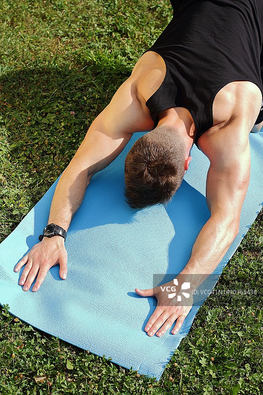 男人在公园里做瑜伽，户外训练，西班牙图片素材