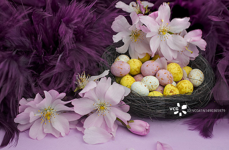 粉色背景上的甜巧克力复活节彩蛋，英国图片素材