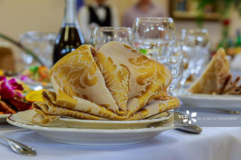 装饰精美的餐厅中带有餐巾的空杯子图片素材
