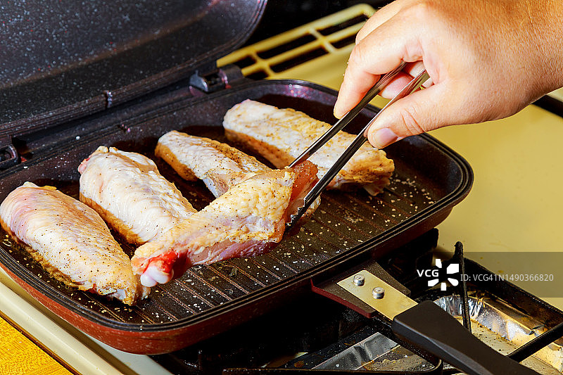 热烤盘上的烤火鸡翅图片素材