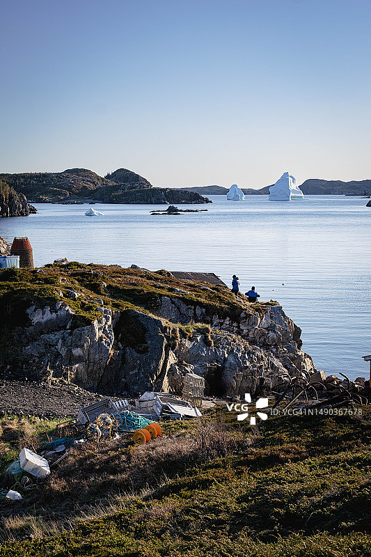 加拿大纽芬兰的冰山与摄影师及钓鱼活动图片素材