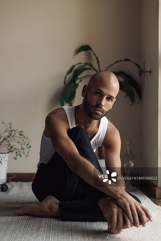 葡萄牙青年男人在家坐地板肖像图片素材