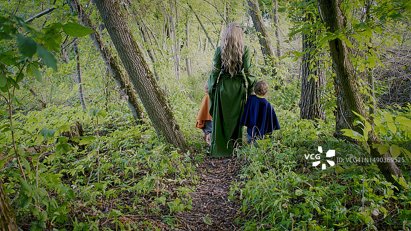 两个蹒跚学步的男孩与精灵女人cosplay侏儒或霍比特人图片素材