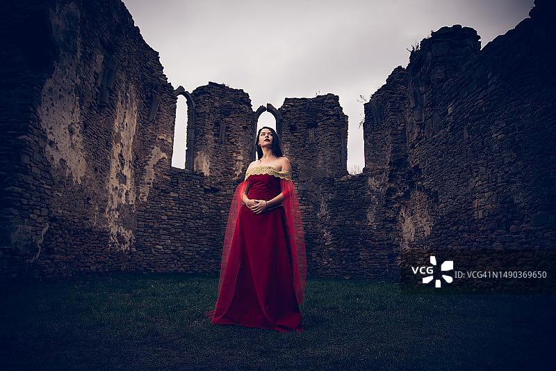 身着传统服装的妇女站在罗马尼亚古遗址前图片素材