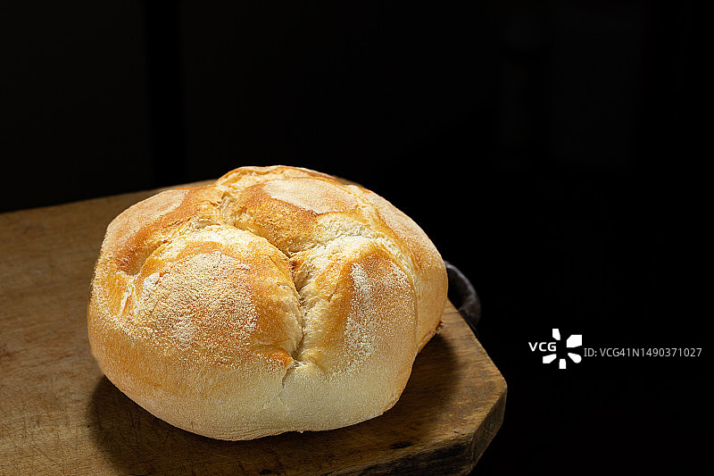 意大利乡村木桌上的新鲜面包图片素材
