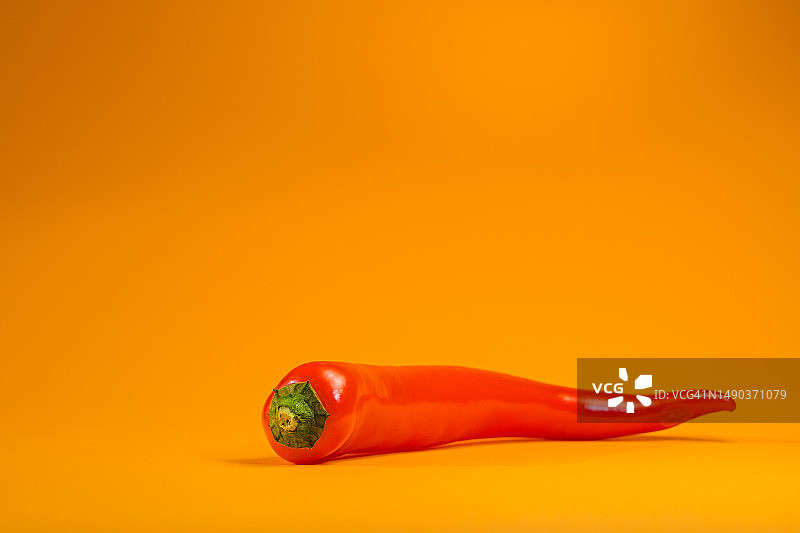 红色背景下的橙色甜椒特写，葡萄牙波尔图图片素材