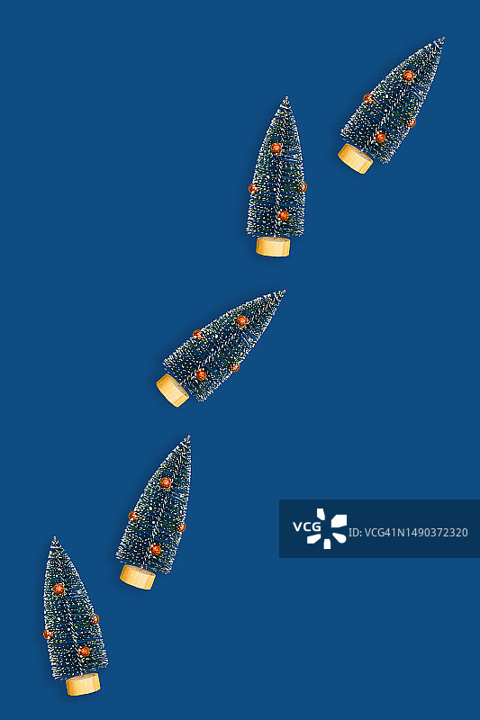 带有圣诞树的蓝色背景，英国图片素材