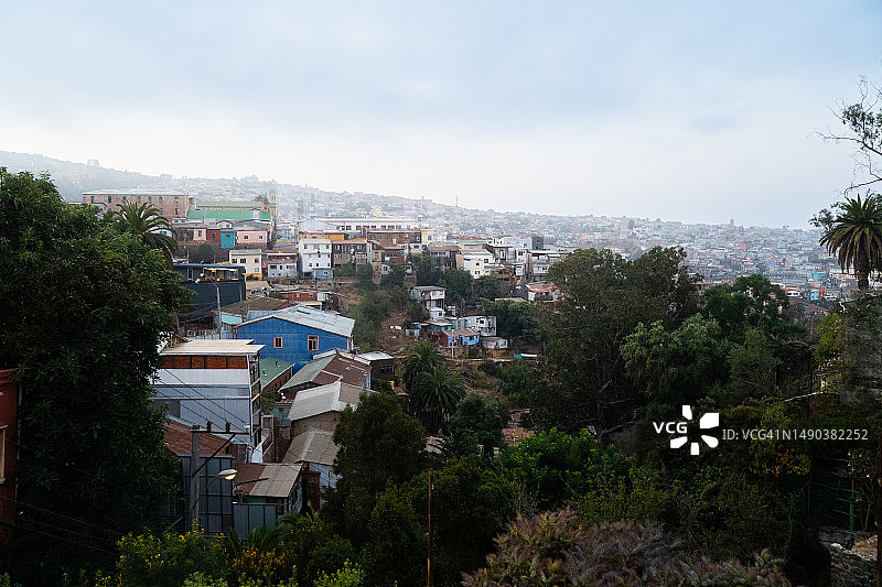 航拍：俯瞰智利瓦尔帕莱索充满活力的城市天际线图片素材