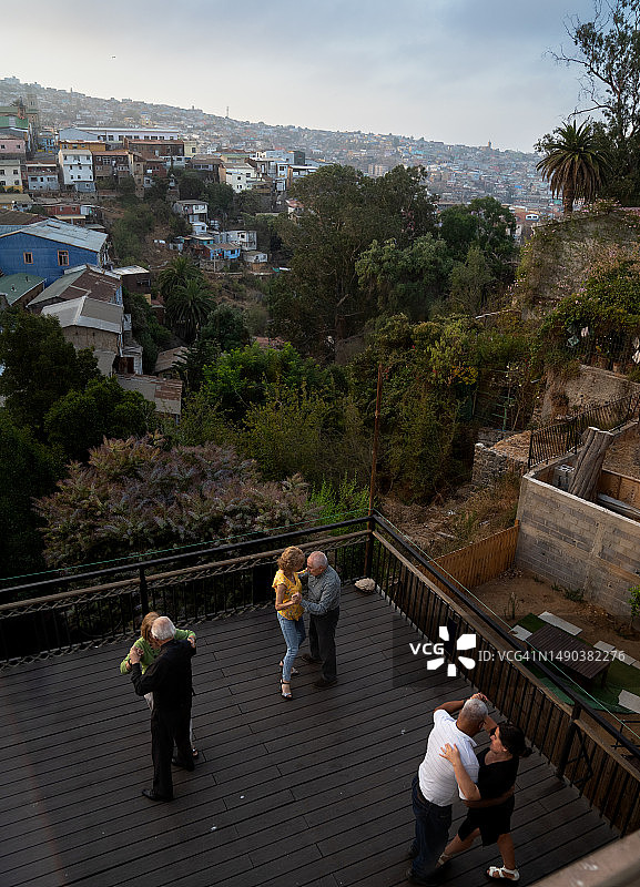 从阳台上俯瞰智利瓦尔帕莱索，多对情侣跳舞的高角度照片图片素材
