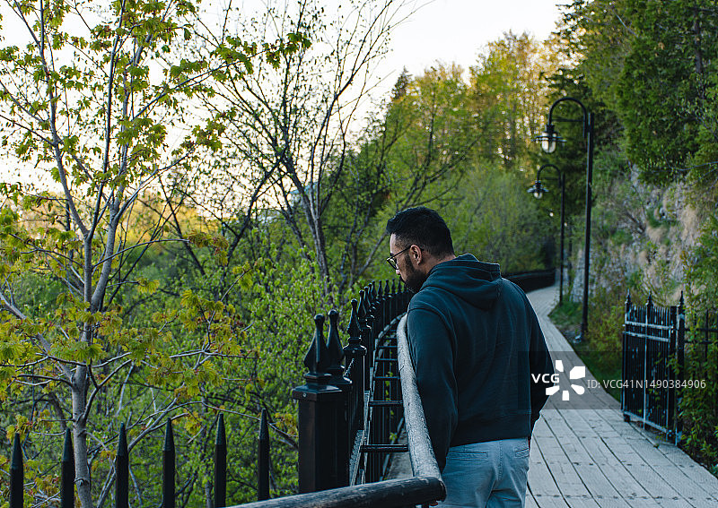 蒙莫朗西瀑布公园的男子肖像图片素材