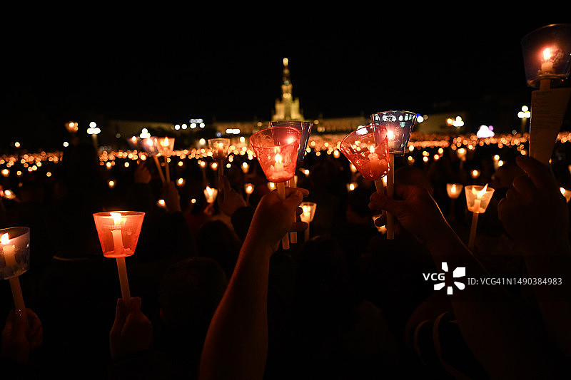 葡萄牙法蒂玛圣殿的夜间蜡烛游行图片素材