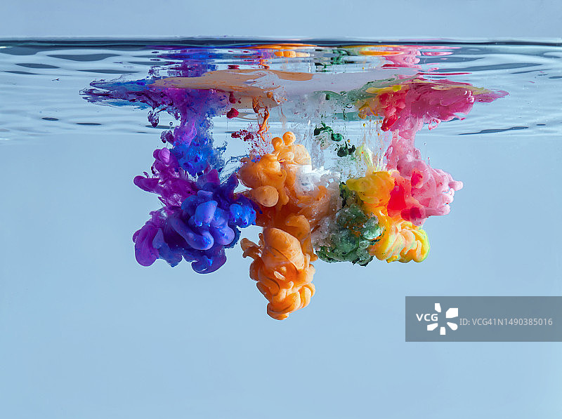 水中彩色花朵特写，蓝色背景，意大利巴里图片素材