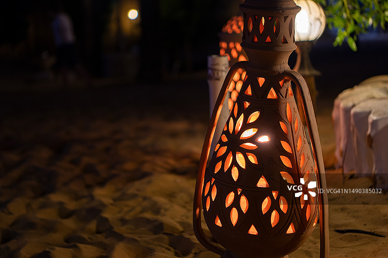 阿拉伯联合酋长国夜间悬挂的灯笼特写图片素材