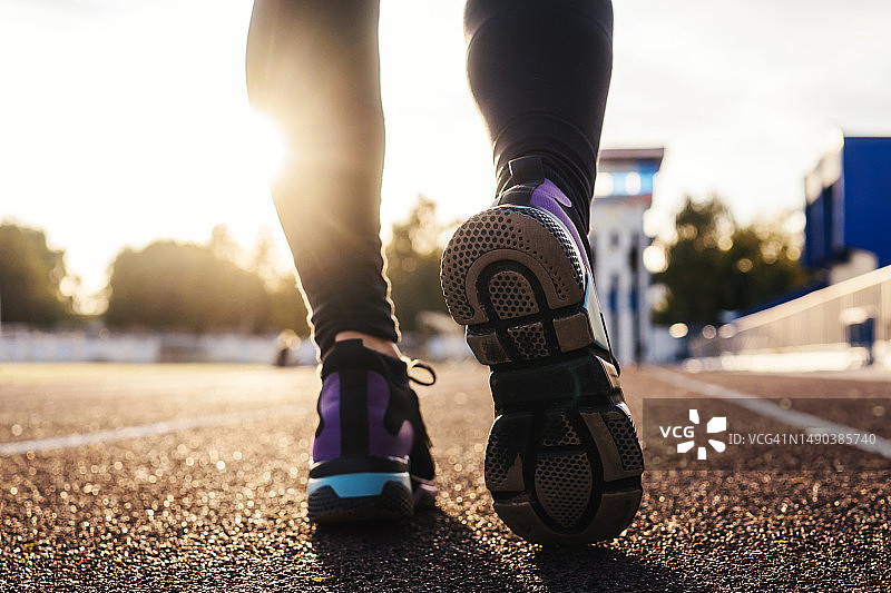 跑步者在俄罗斯的路上跑步的脚部特写图片素材