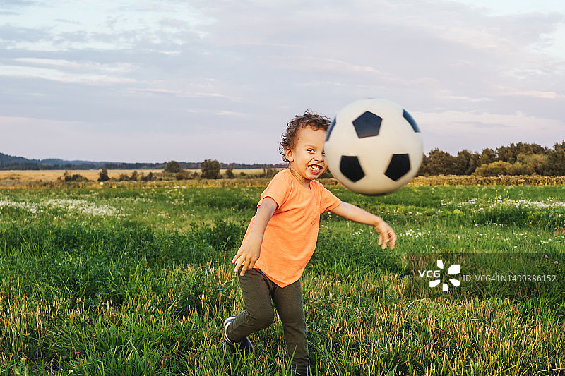 男孩在公园里玩球（俄罗斯彼尔姆边疆区彼尔姆）图片素材