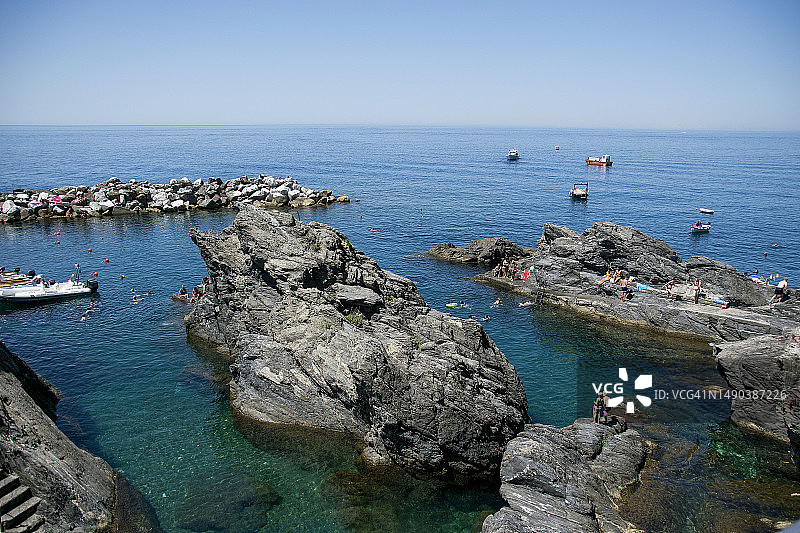 美国海边岩层上人们的高角度视图图片素材