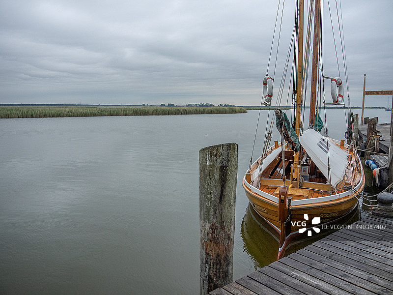 德国津斯特湖上停泊的船只高角度视图图片素材