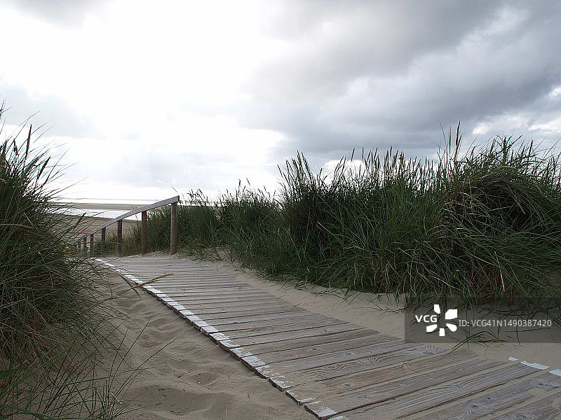 德国威斯巴登，植物和天空背景下的空人行道图片素材