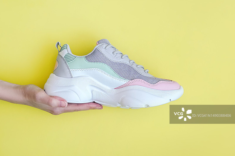手持新款运动鞋（俄罗斯）图片素材