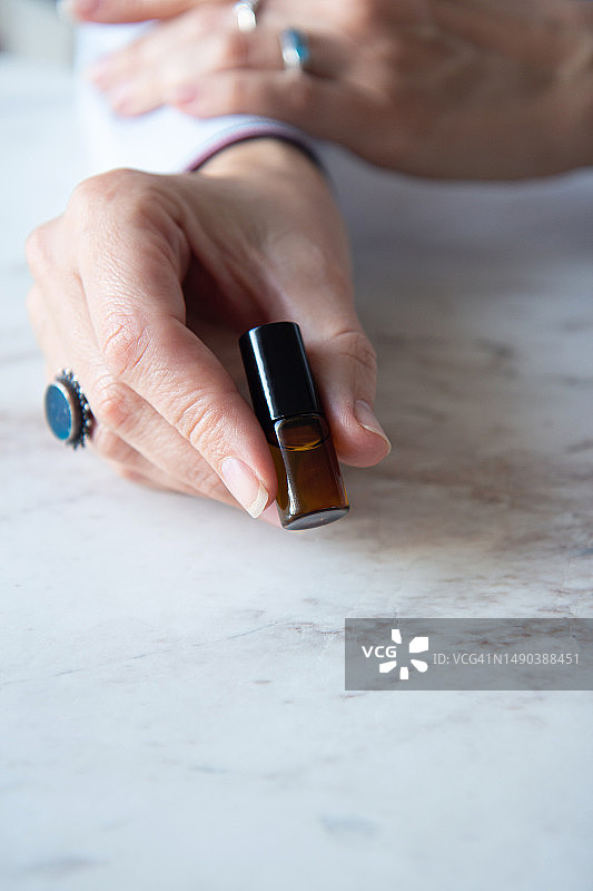 精油玻璃瓶在女人手中图片素材