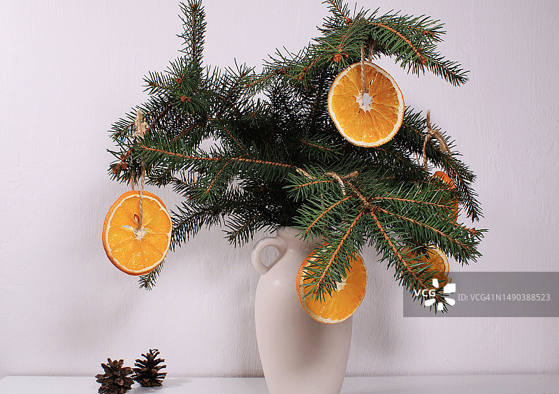 桌上橙子和圣诞树的特写，华沙，波兰图片素材