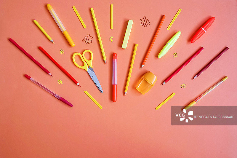 粉色背景上的彩色铅笔俯视图，俄罗斯图片素材