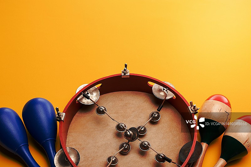 橙色背景下手鼓特写图片素材