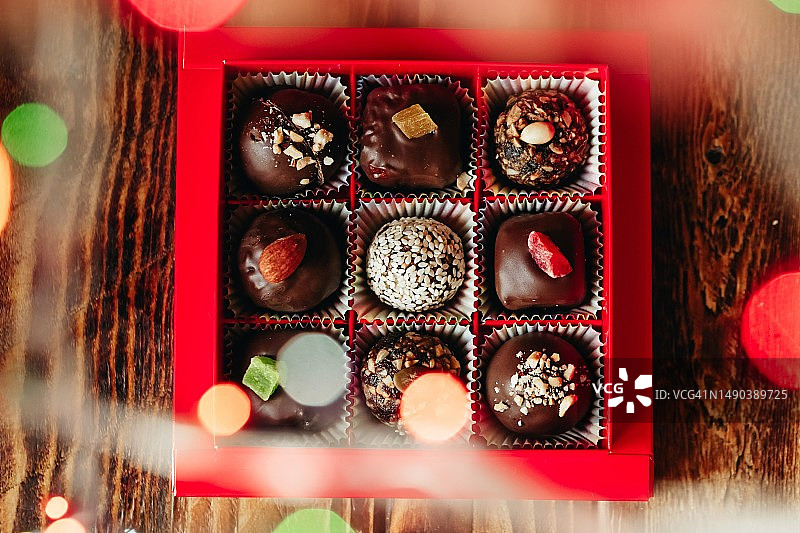 罗马尼亚桌子上盒子中食物的俯视图图片素材