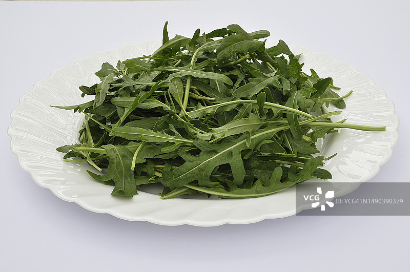 白色盘子里的芝麻菜，罗马尼亚图片素材