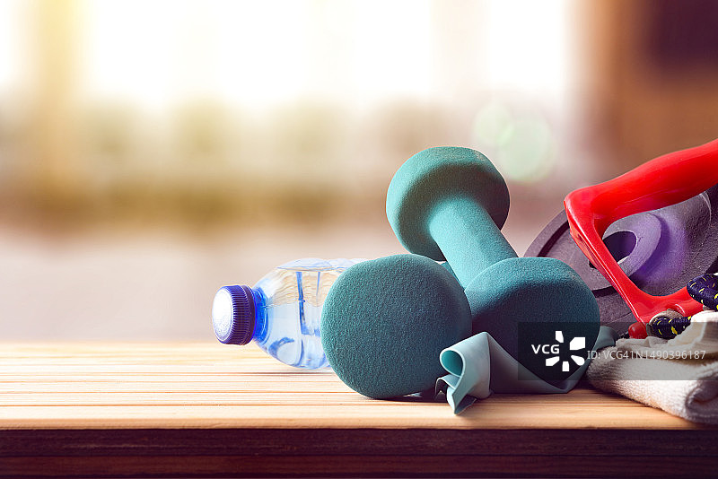 西班牙木桌上的运动器材特写图片素材